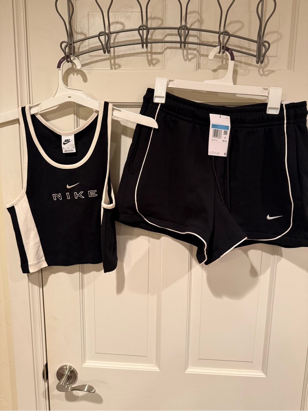 NWT Women’s Nike Black Set Tight Graphic Tank Top + Loose Mid Rise Shorts Medium